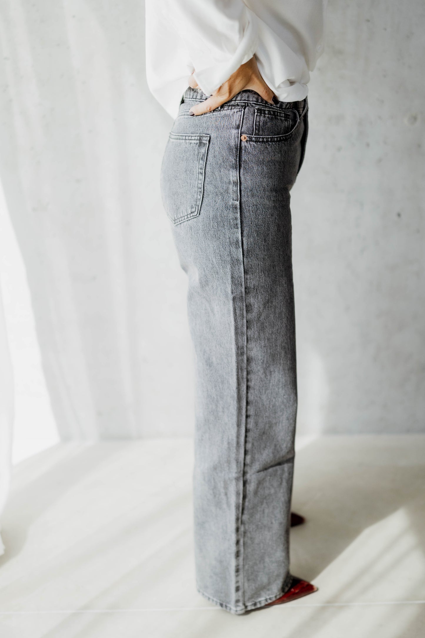 JESS — LE JEANS GRIS DÉGAINE