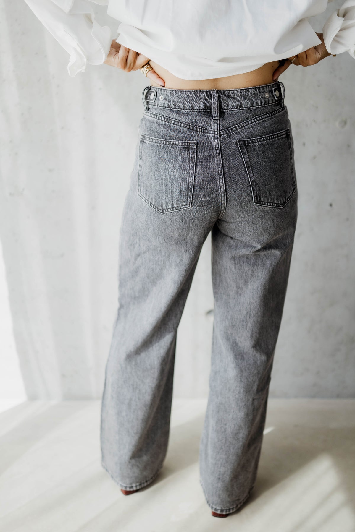 JESS — LE JEANS GRIS DÉGAINE