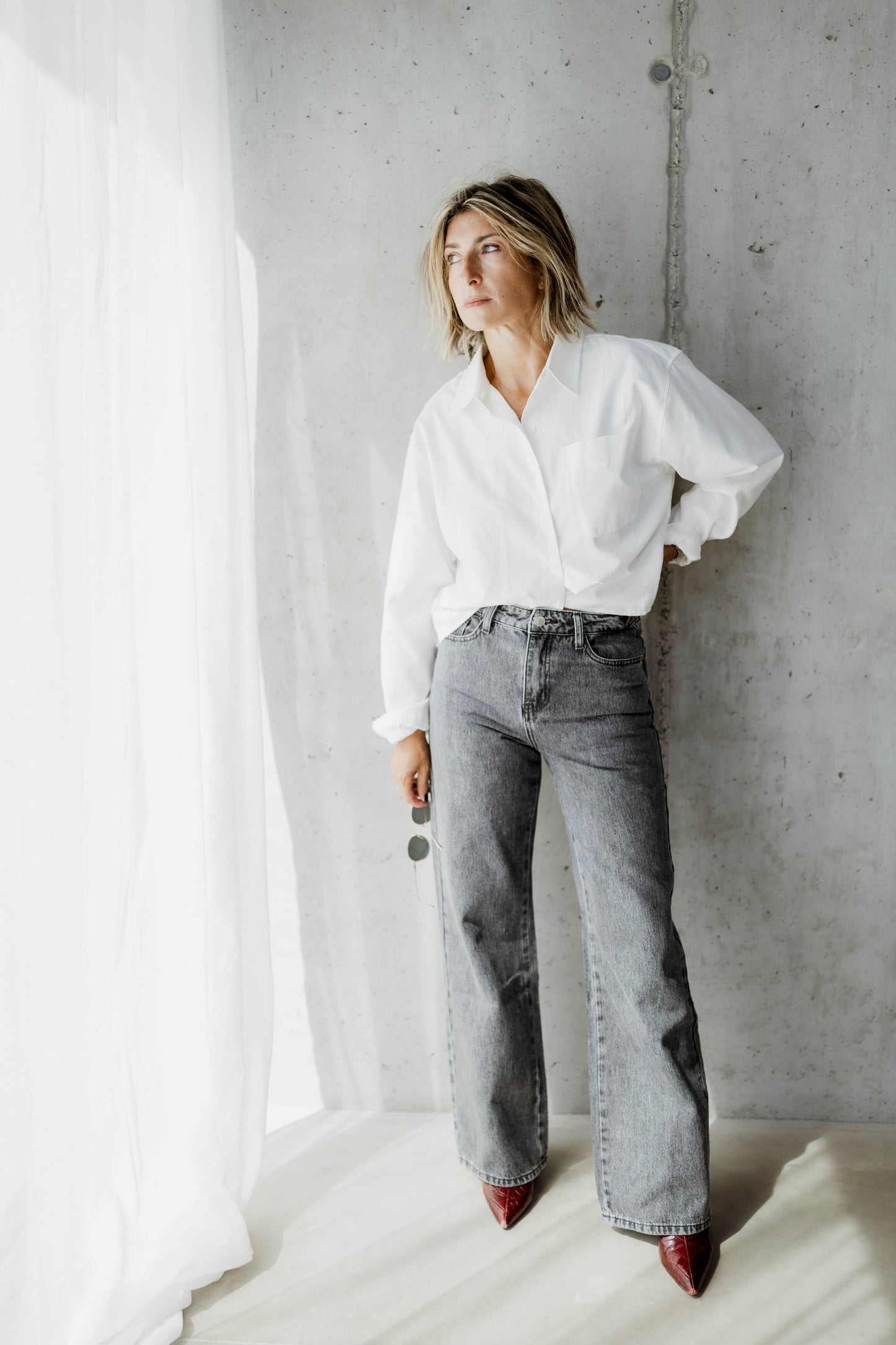 JESS — LE JEANS GRIS DÉGAINE